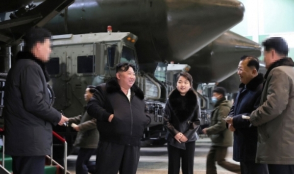 김정은, 신형 고체연료 ICBM '화성-18형' 발사대 차량 공장 시찰 모습(평양 조선중앙통신=연합뉴스)