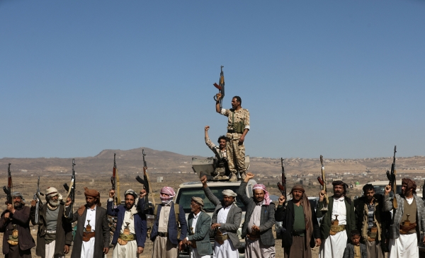 지난 14일(현지시간) 예멘 사나 근처에서 후티 반군과 부족 지지자들이 최근 미국이 주도한 후티 목표물에 대한 공습에 항의하는 동안 총기를 들고 있다. [출처=로이터/연합]