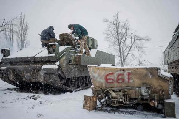 제47 "마구라" 분리 기계화 여단의 수리 부대 정비사들이 M2 브래들리 보병 전투 차량을 작업장 근처에서 수리하고 있는 모습. [출처=연합뉴스]