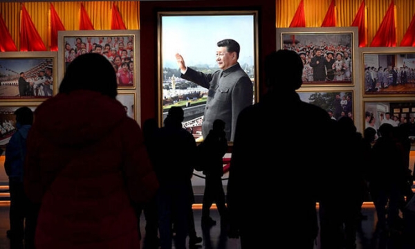 중국 수도 베이징의 '중국공산당 역사박물관' 내에 전시된 시진핑 국가주석 사진 앞에 관람객이 모여 있다. [사진 = 연합뉴스]