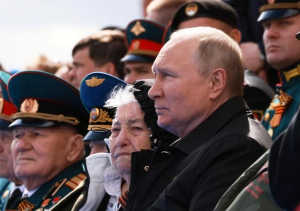 블라디미르 푸틴 러시아 대통령이 2022년 5월 9일 러시아 중앙 모스크바의 붉은 광장에서 열린 전승 기념식의 퍼레이드를 지켜보고 있다. [사진 = 연합뉴스]