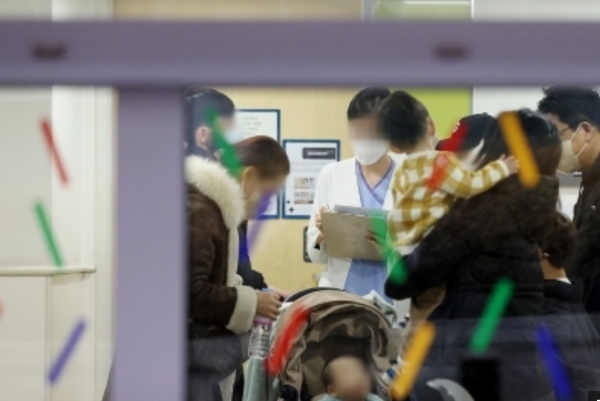 서울의 한 대학병원 어린이병원에서 의료진이 환자의 부모들에게 설명을 하고 있다. 연합뉴스