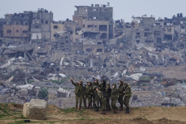 19일(현지시간) 이스라엘 남부 가자지구 국경에서 이스라엘 여군들이 밝은 표정으로 가자지구 폐허를 배경으로 셀카를 찍고 있다. 이들이 현역 군인인지 훈련병인지는 확인되지 않았다. [출처=AP/연합]