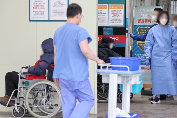 21일 오전 서울의 한 대형병원 응급의료센터에서 의료진이 이동하고 있다. 보건복지부는 이날 전일 오후 10시 기준 주요 100개 수련병원을 점검한 결과 전공의의 71.2%인 8천816명이 사직서를 제출했다고 밝혔다. [출처=연합]