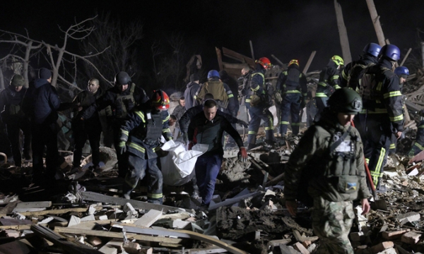 지난 17일(현지 시간) 우크라이나 동부 도네츠크주 크라마토르스크에서 경찰과 구조대원들이 러시아 공습으로 무너진 건물에 깔려 있던 주민의 시신을 수습하고 있다. [사진 = 연합뉴스]