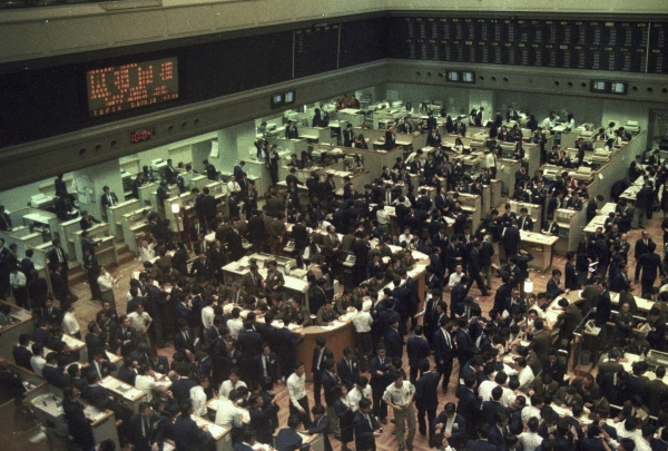 일본의 버벌 경제 시대인 지난 1989년 12월 29일 도쿄 증권거래소에서 증권 거래자들이 모습 [출처=로이터/연합]