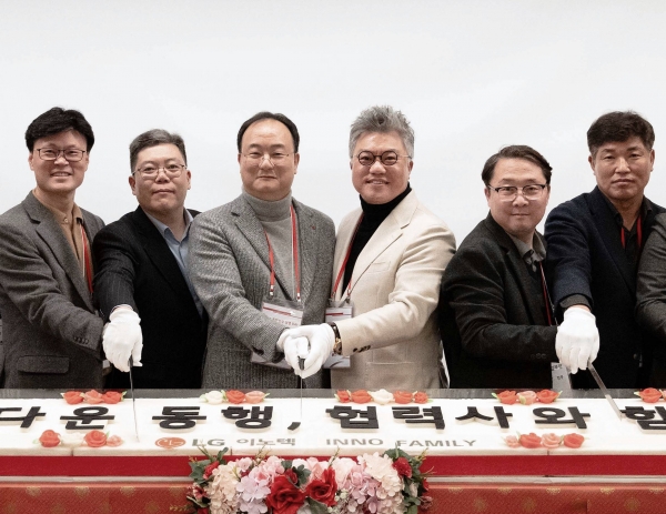 문혁수 LG이노텍 대표(왼쪽에서 세번째)가 22일 서울 마곡 LG사이언스파크에서 열린 '2024 동반성장 상생데이'에서 주재철 ㈜에이피텍 협력사 대표(왼쪽에서 네번째) 등과 함께 떡케이크를 자르고 있다. ⓒLG이노텍 제공