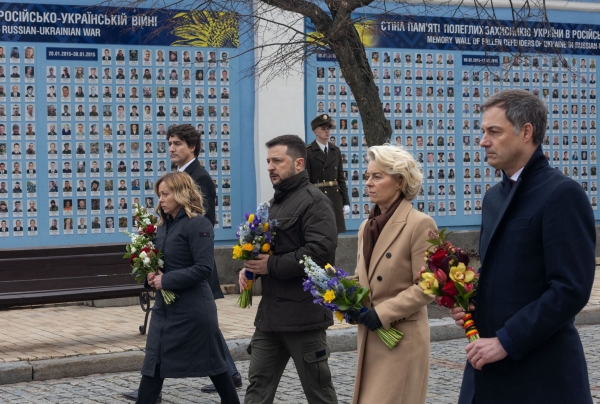 러시아의 우크라이나 침공 2주년을 맞아 키예프에 위치한 우크라이나 전사자 기념벽에서 헌화 행사에서