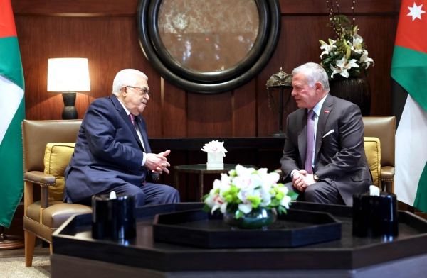 요르단을 방문한 마무드 아바스 팔레스타인 자치정부 수반(왼쪽)이 25일(현지시간) 암만에서 압둘라 2세 요르단 국왕과 회담하고 있다. 두 사람은 이스라엘-하마스 전쟁 휴전안 등에 대해 논의한 것으로 알려졌다. [출처=AFP/연합]