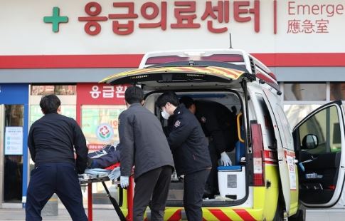전공의 집단 이탈 일주일째인 26일 광주 동구 전남대병원 응급실 앞에서 119 구급대가 위급환자를 이송하고 있다. 연합뉴스