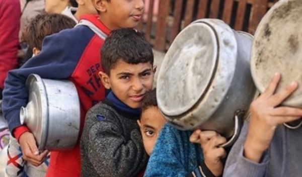 구호 식량 보급을 기다리는 가자지구 어린이들[로이터 연합뉴스]