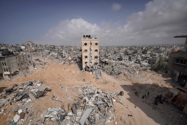 이스라엘과 하마스 운동 사이에 계속되는 갈등 속에서 6일(현지시간) 가자지구 남부 칸 유니스에서 이스라엘의 폭격으로 파괴된 집 잔해 속에 팔레스타인인들이 서 있다, [출처=AFP/연합]