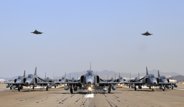 지난 8일 경기 수원시 공군 수원기지에서 2024 자유의 방패(FS) 연습과 연계해 F-4E 팬텀(Phantom)을 필두로 30여 대의 공군 전투기들이 엘리펀트 워크(Elephant Walk)' 훈련을 진행, F-35A 스텔스 전투기 2대가 대형 위를 저공비행(Low Pass) 하고 있다. [출처=연합]