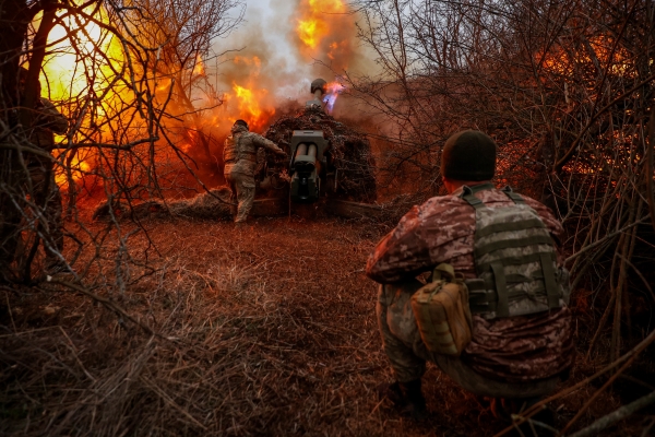 지난 12일(현지시간) 우크라이나 헤르손 지역에서 러시아의 우크라이나 공격 가운데 최전선에 있는 러시아군을 향해 제126 독립영토방위여단 소속 우크라이나 군인들이 D-30 곡사포를 발사하고 있다. [출처=로이터/연합]