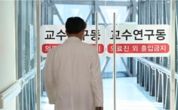 15일 오전 서울 시내 한 대형병원에서 의료 관계자가 교수연구동으로 향하고 있다. 연합뉴스
