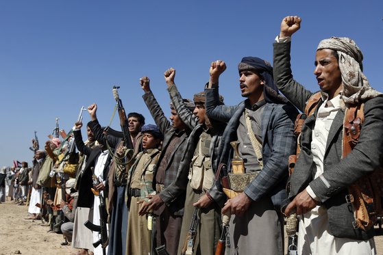 예멘의 후티 반군 군사시설에서 후티 반군들이 미국과 영국의 공습에 반대하고 있다. AP=연합뉴스