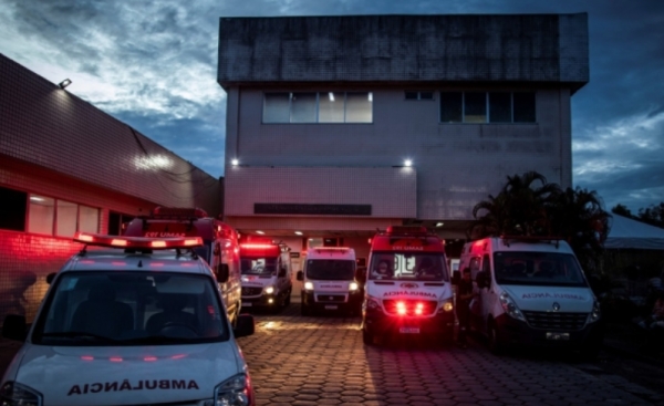 브라질 병원 밖 앰뷸런스 차량 [사진=연합뉴스]