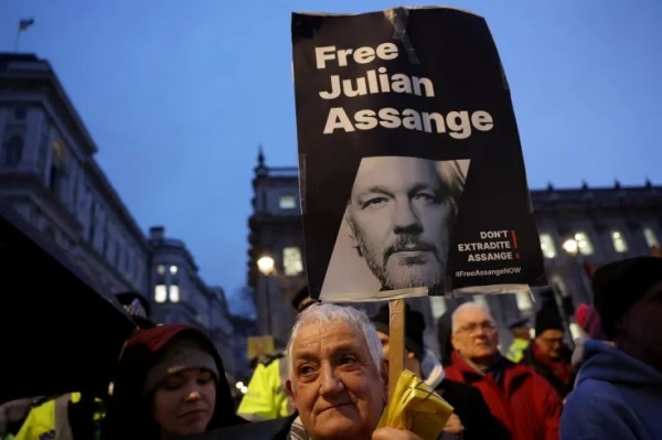 Supporters of WikiLeaks founder Julian Assange in London demonstrate against his possible extradition to the U.S., on February 21, 2024. (Reuters/ Yonhap)