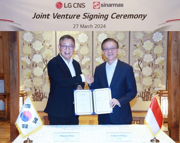 LG CNS 현신균 대표(왼쪽)와 시나르마스 프랭키 우스만 위자야 회장이 합작투자 계약을 체결하