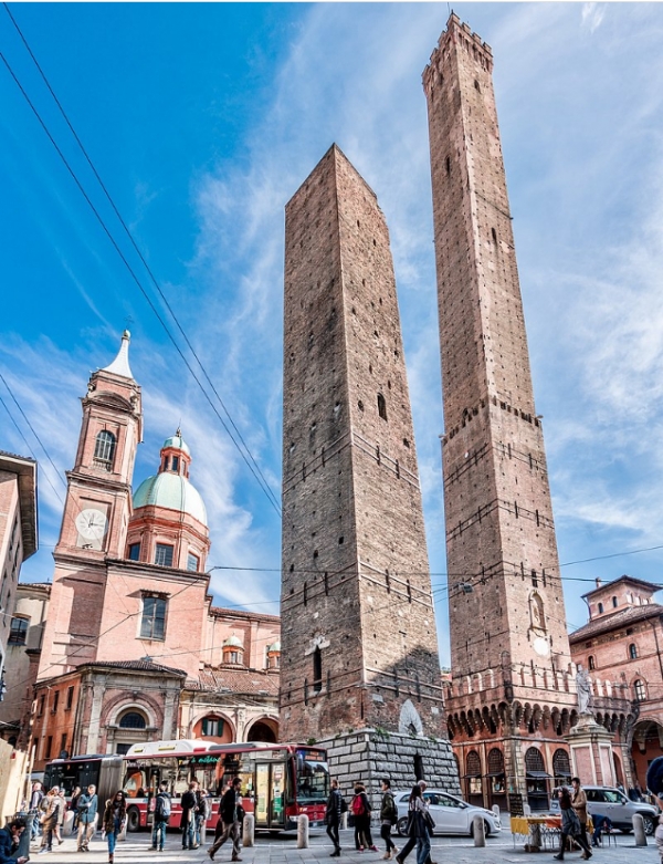 ‘가리센다 타워(Torre Garisenda, 일명 볼로냐 타워)’와 ‘아시넬리 타워(Torre degli Asinelli)’ [사진 = ATI]