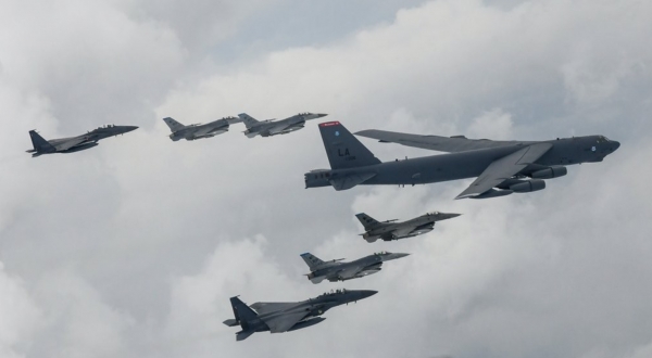지난 2023년 7월 13일 한반도에 전개한 미국 공군의 B-52H 전략폭격기가 F16, 우리 공군의 F-15K와 연합 편대비행을 하고 있다.  [출처=대한민국 공군/연합]