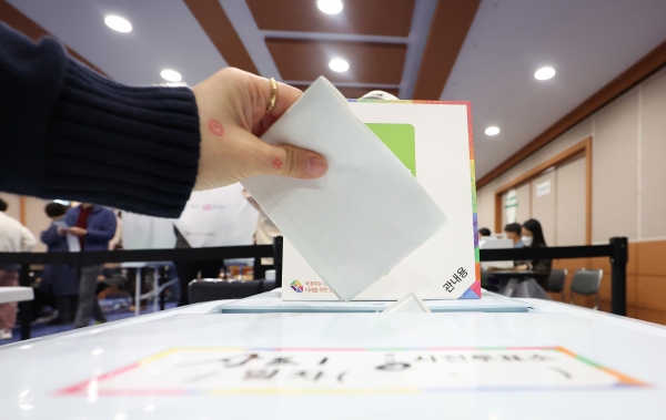 4·10 총선 사전투표가 시작된 5일 오전 서울 동작구 상도1동주민센터에서 유권자가 투표함에 용지를 넣고 있다. [출처=연합]