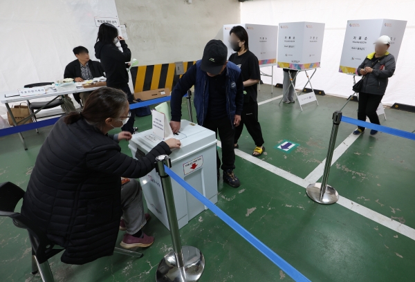 제22대 국회의원선거일인 10일 서울 관악구의 한 오피스텔 주차장에 마련된 서림동제1투표소를 찾은 시민들이 투표하고 있다. [출처=연합]