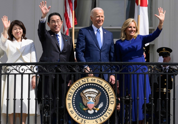 조 바이든 미국 대통령(가운데 오른쪽)과 기시다 후미오 일본 총리(가운데 왼쪽) 부부가 10일(현지시간) 워싱턴 DC 백악관에서 열린 환영 행사 도중 발코니에서 손을 흔들고 있다. 기시다 총리는 일본 총리로는 9년 만에 미국을 국빈 방문했다. [출처=AFP/연합]