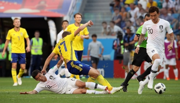 18일 러시아 니즈니 노브고로드 스타디움에서 열린 2018 러시아 월드컵 F조 대한민국 대 스웨덴의 경기에서 김민우가 빅토르 클라손을 수비하고 있다. [사진=연합뉴스]