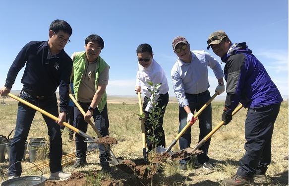 Oriental Brewery has been involved in planting trees in Mongolia with Green Asia Network.
