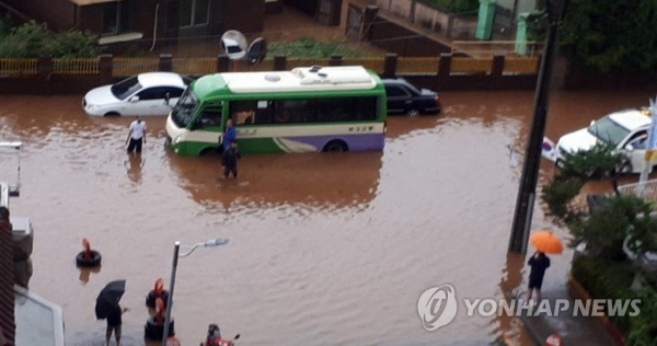1일 폭우로 전남 보성군 보성읍 도로가 물이 잠겨 차량들이 고립됐다. [사진=연합뉴스]
