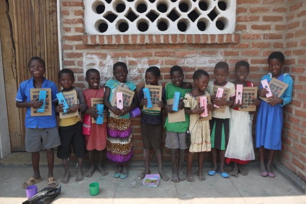 말라위 망고치 지역 침벤데 학교 어린이들에게 삼성전자R&D 후원 학용품 전달. [사진=더프라미스 제공]