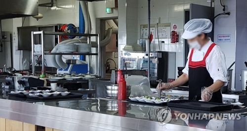 한 식당 주방에서 한 여성 노동자가 손님에게 제공할 음식을 준비하고 있다. [연합뉴스 자료사진]