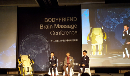 Body Friend model Kim Sang-Jung, neuropsychiatrist Lee Si-Hyeong, and head of Body Friend R&D Center Cho Soohyun are in discussion in the meeting ‘Brain Massage – a New Solution in the Era of Brain Fatigue' held at the Four Seasons Hotel in Jongno-gu, Seoul on October 30th.