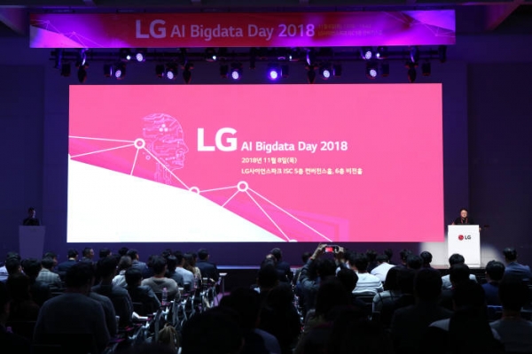 8일 LG사이언스파크에서 계열사별 인공지능·빅데이터 활용 사례를 공유하는 'LG AI Bigdata Day' 행사장에서 안승권 LG사이언스파크 사장이 인사말을 하고 있다. [사진=LG]