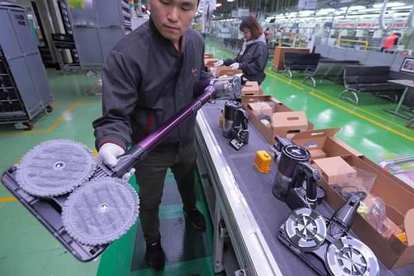 LG전자 직원이 경남 창원시에 위치한 청소기 생산라인에서 무선청소기 'LG 코드제로 A9' 신제품을 생산하고 있다. [사진=LG전자 제공]