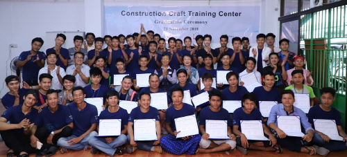 지난 21일 포스코건설은 미얀마 양곤에 위치한 건설기능직업훈련소에서 건설기능교육 수료식을 가졌다. [사진=포스코건설]