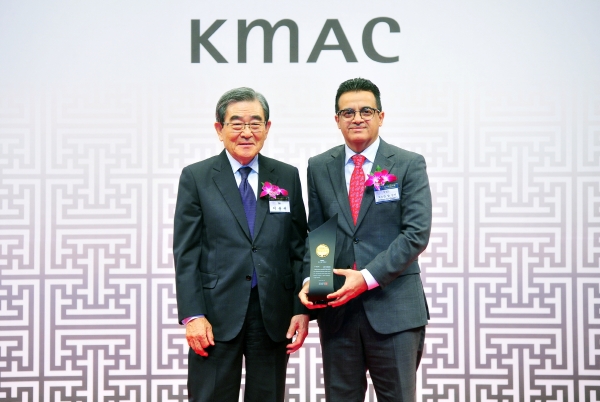 오스만 알 감디 S-OIL CEO(사진 오른쪽) 가 ‘2018년 한국의 경영대상’ 시상식에서 최고 경영자상을 수상했다. [사진=S-OIL 제공]