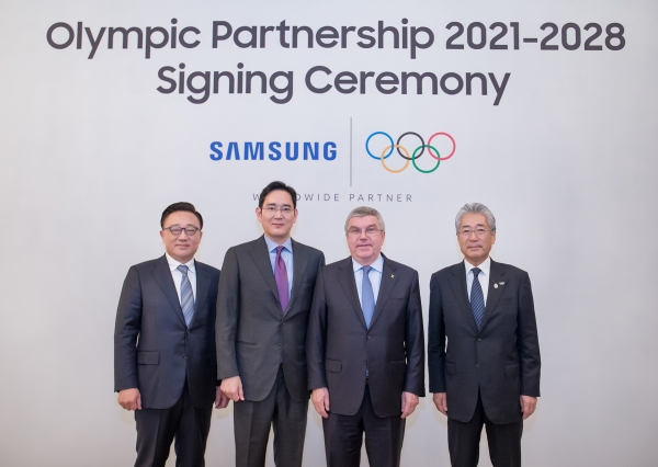 Tsunekazu Takeda, IOC Marketing Commission Chair, Thomas Bach, IOC President, Jay Y. Lee, Vice Chairman at Samsung Electronics, and Dong Jin Koh, President and CEO of IT&Mobile Communications Division at Samsung Electronics, pose for a photo after a signing ceremony to extend their global partnership through to the Olympic Games Los Angeles 2028 (from right).