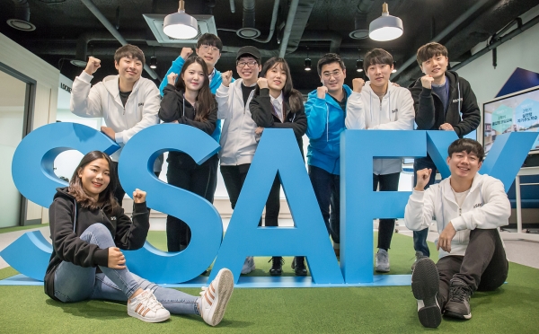 10일 '삼성 청년 소프트웨어 아카데미' 서울 캠퍼스에 입과하는 교육생들이 기념 사진을 촬영하고 있다. [사진=삼성전자 제공]