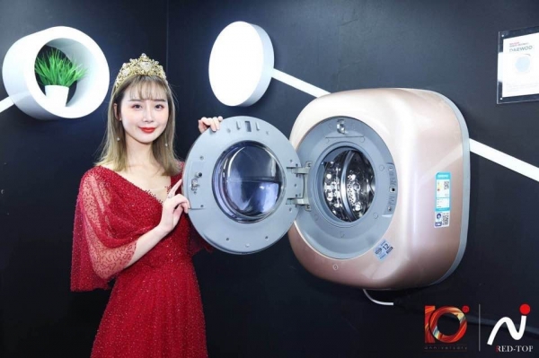 2018 중국 '홍딩장' 수상식장에서 대우전자 벽걸이 드럼세탁기 '미니'를 소개하는 모델. [사진=대우전자 제공]