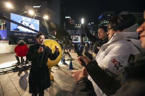 A staff of SK Telecom broadcasts 5G live broadcasting technology at New Year ceremony in Jongro-gu, Seoul on Monday. (SKT)