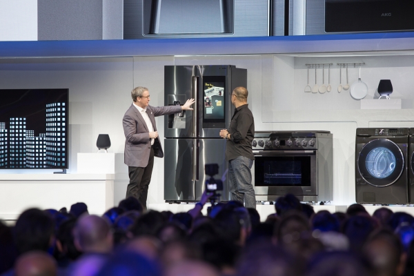 (From left) Dave Das, Senior Vice President of Samsung Electronics America and Yoon Lee, Senior Vice President of Samsung Electronics America, demonstrate the Universal Guide with new Bixby on a 2019 Samsung Smart TV.