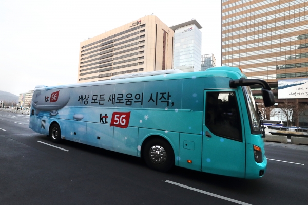 KT가 8일 선보인 세계 최초의 5G 체험 버스 외관 모습. [사진=KT 제공]