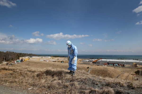 방사능으로 오염된 일본 후쿠시마 다이이치 원자력 발전소에서 한 베트남 인부가 작업을 하고 있다. [NPR 캡쳐]