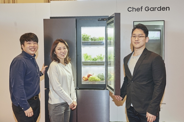 삼성전자 임직원들이 AI 기술을 적용해 온도·습도·조도 등을 조절, 채소를 직접 재배할 수 있는 '셰프 가든' 냉장고를 소개하고 있다. [사진=삼성전자 제공]