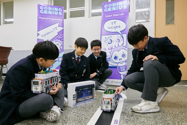 신일중학교 학생들이 자율주행버스를 만들어 주행 시험을 진행하는 모습 [사진=LG CNS]