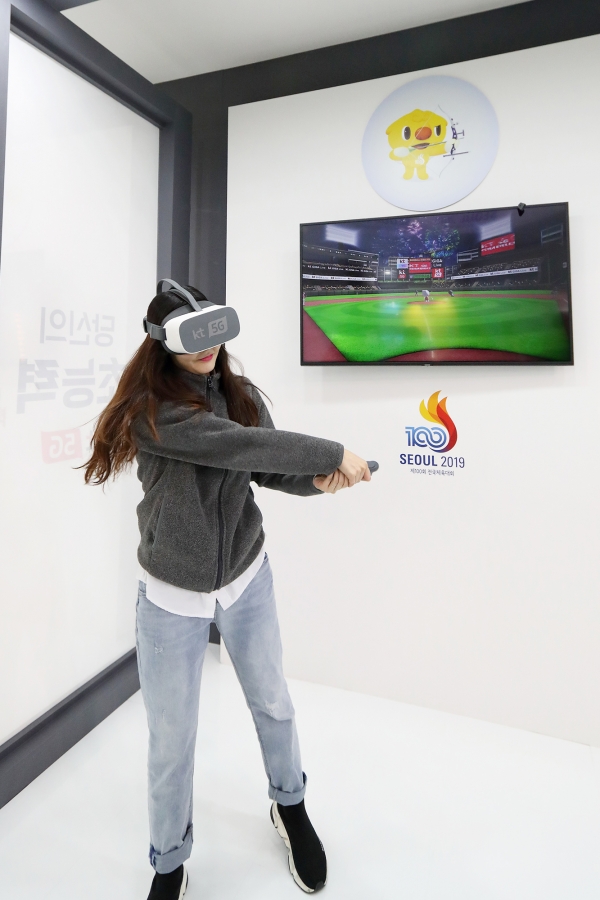 KT 5G 미션룸에서 고객이 VR을 체험하고 있는 모습