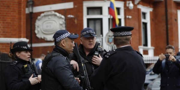 런던 에콰도르 대사관 밖에 진을 치고 있는 경찰 [익스프레스]