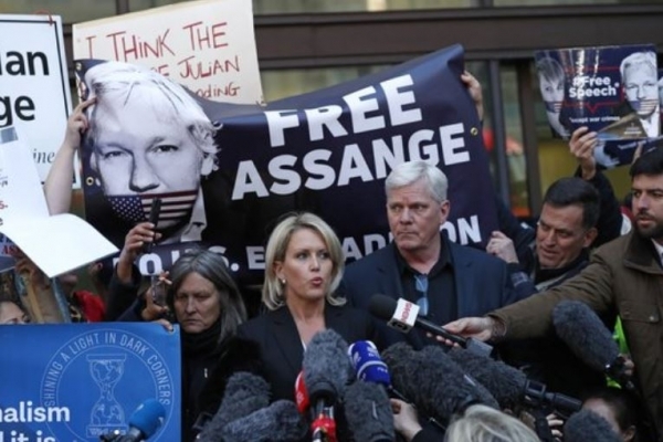 베를린 주재 영국 대사관 앞에서 피켓을 든 수십명의 사람들이 영국 경찰에 체포된 줄리언 어산지의 석방을 요구하는 시위를 벌이고 있다. [연합뉴스]